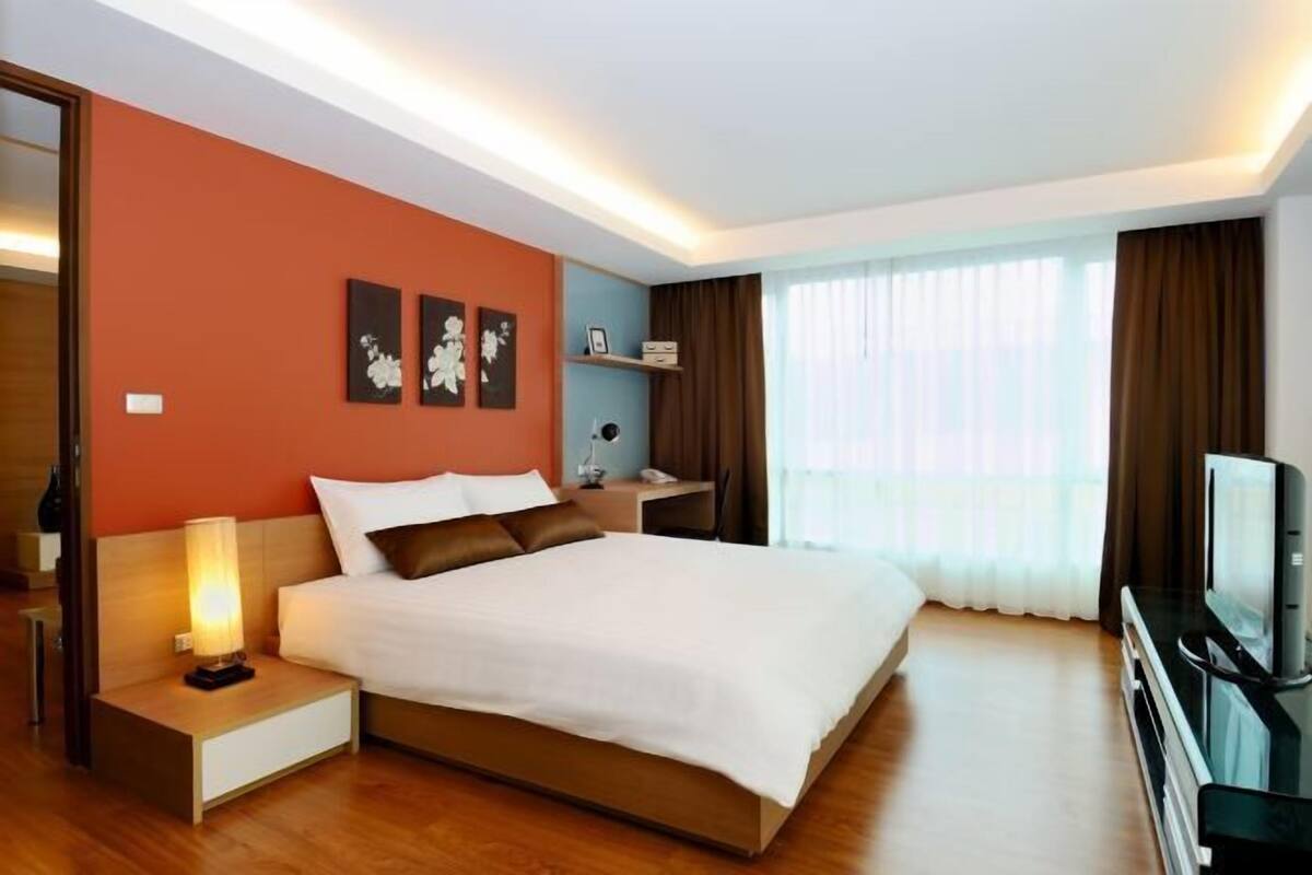 3 bedrooms, in-room safe, desk, blackout drapes