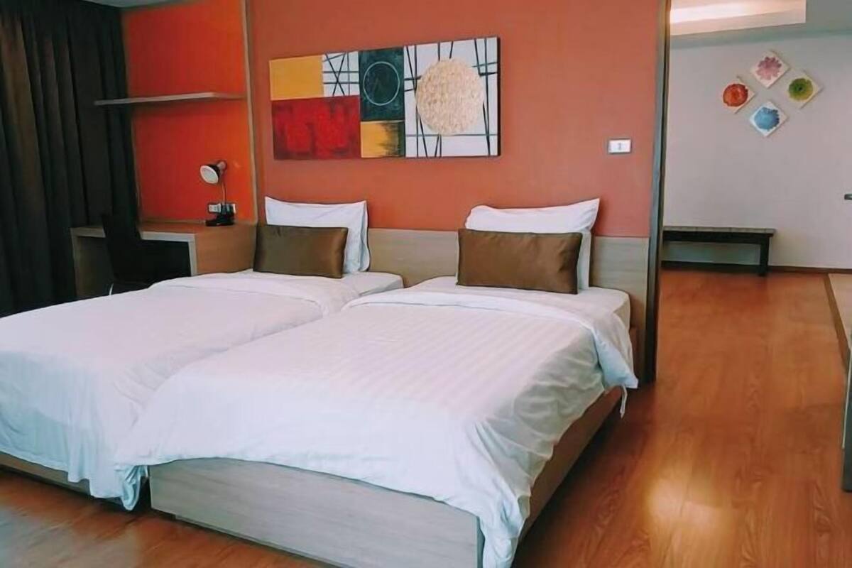 3 bedrooms, in-room safe, desk, blackout drapes
