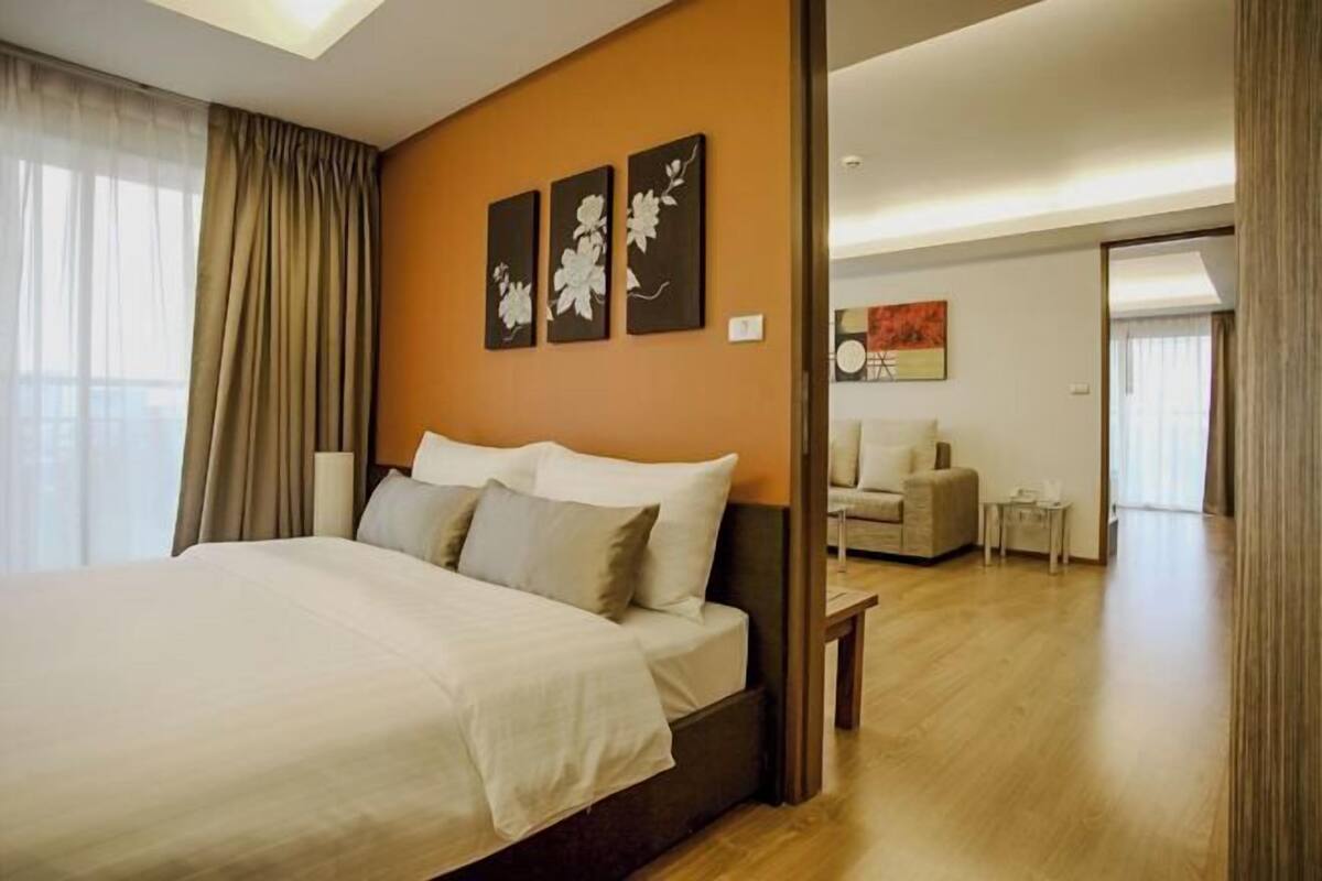 3 bedrooms, in-room safe, desk, blackout curtains