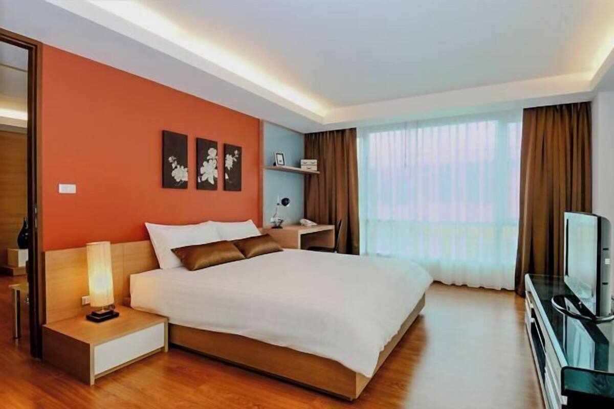 3 bedrooms, in-room safe, desk, blackout curtains