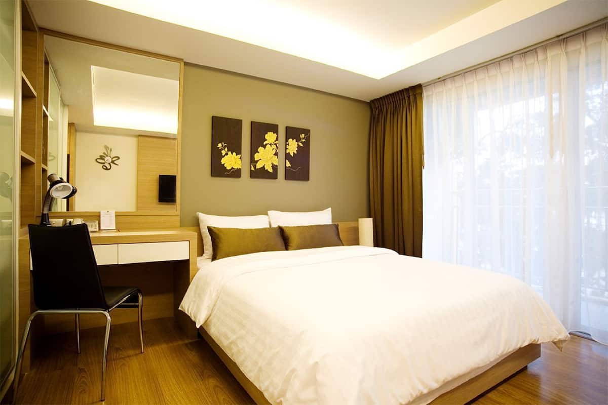 3 bilik tidur, peti besi dalam bilik, meja, langsir/tirai gelap terus