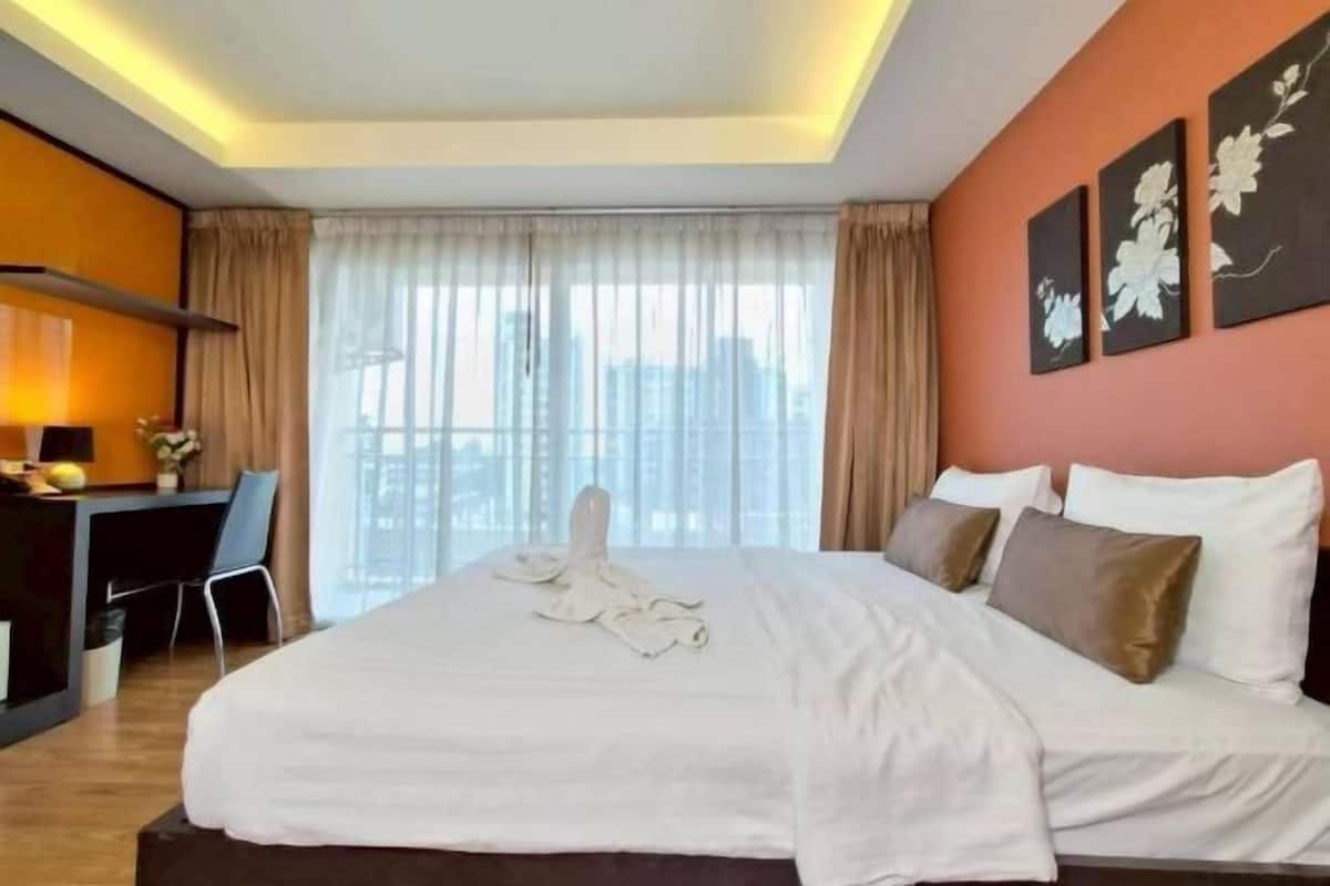 Zimmersafe, Schreibtisch, Verdunkelungsvorhänge, Bügeleisen/Bügelbrett