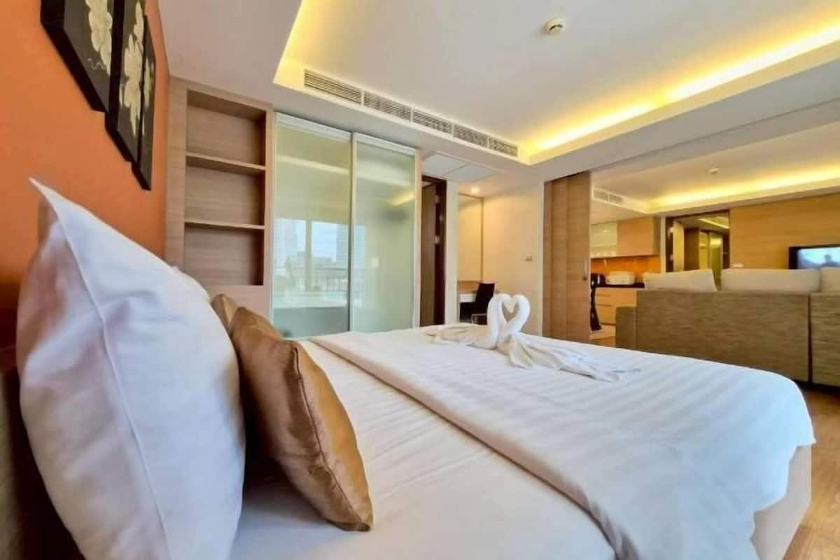 Zimmersafe, Schreibtisch, Verdunkelungsvorhänge, Bügeleisen/Bügelbrett