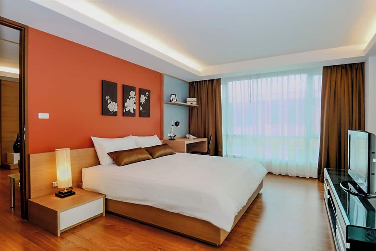Suite, 1 Bedroom | 3 bilik tidur, peti besi dalam bilik, meja, langsir/tirai gelap terus