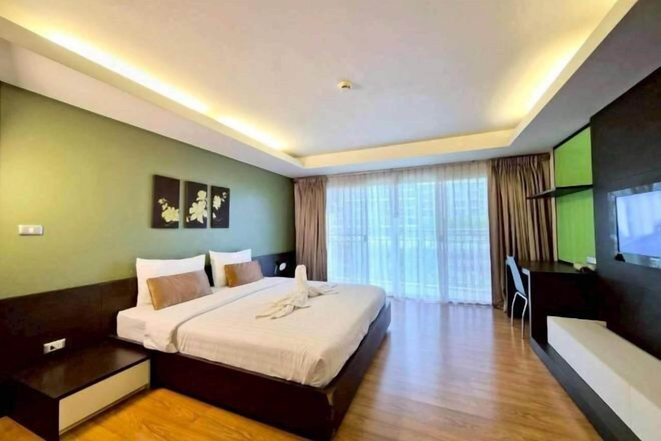 客房內保險箱、書桌、遮光布/窗簾、熨斗/熨衣板