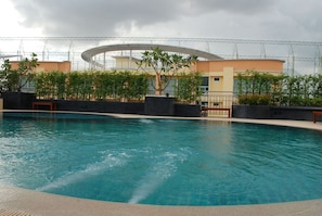 Piscina all'aperto, lettini