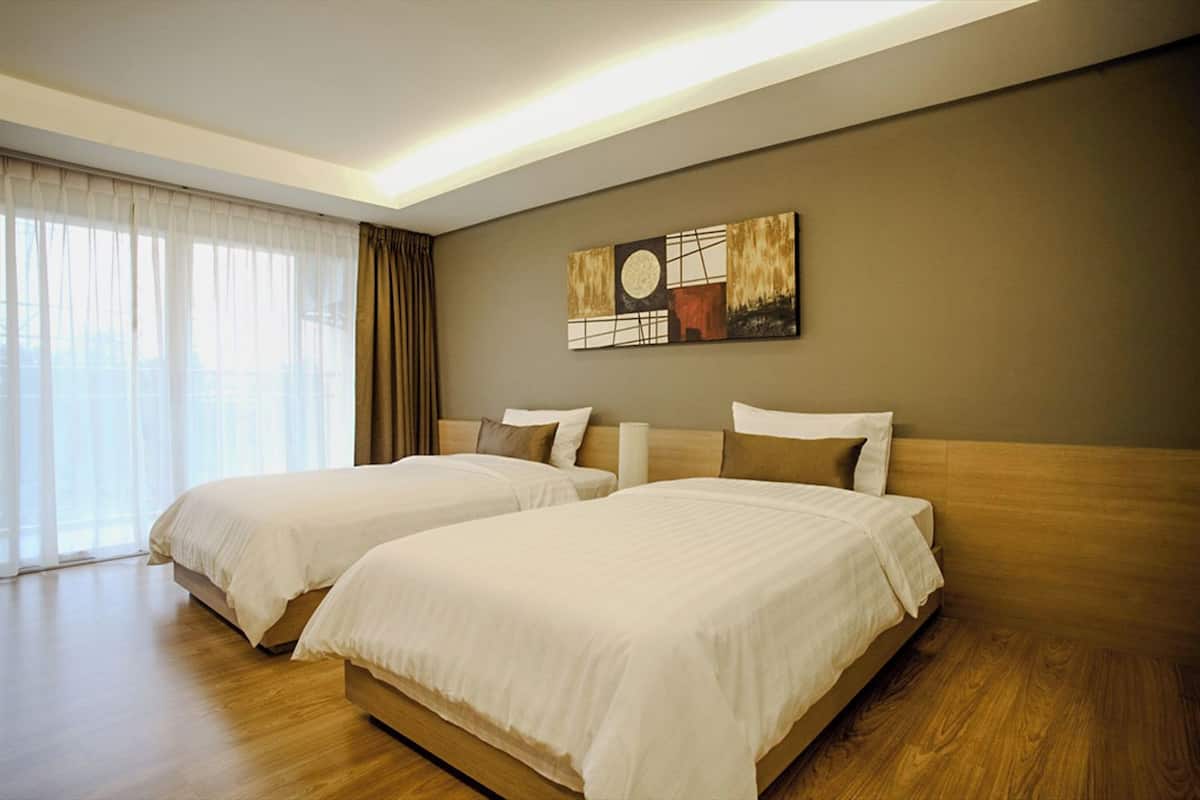 Suite, 1 Bedroom | 3 bilik tidur, peti besi dalam bilik, meja, langsir/tirai gelap terus