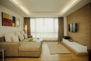 Suite, 2 camere da letto | Area soggiorno | TV al plasma 32 pollici con canali satellitari, TV, lettore DVD