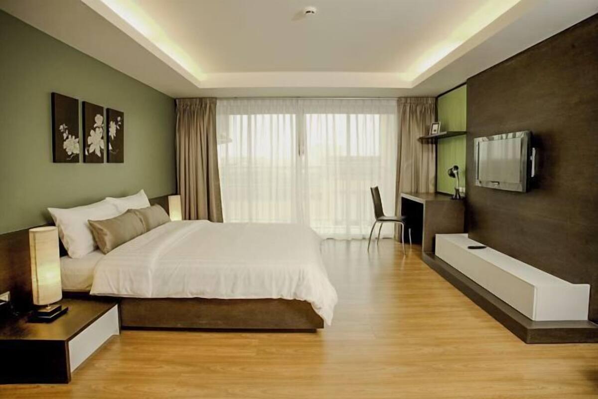 3 bedrooms, in-room safe, desk, blackout curtains
