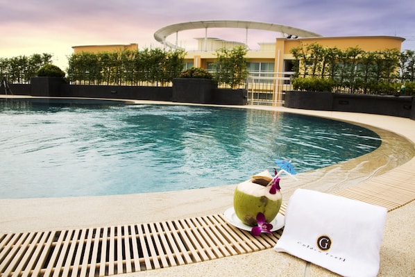 Outdoor pool, sun loungers
