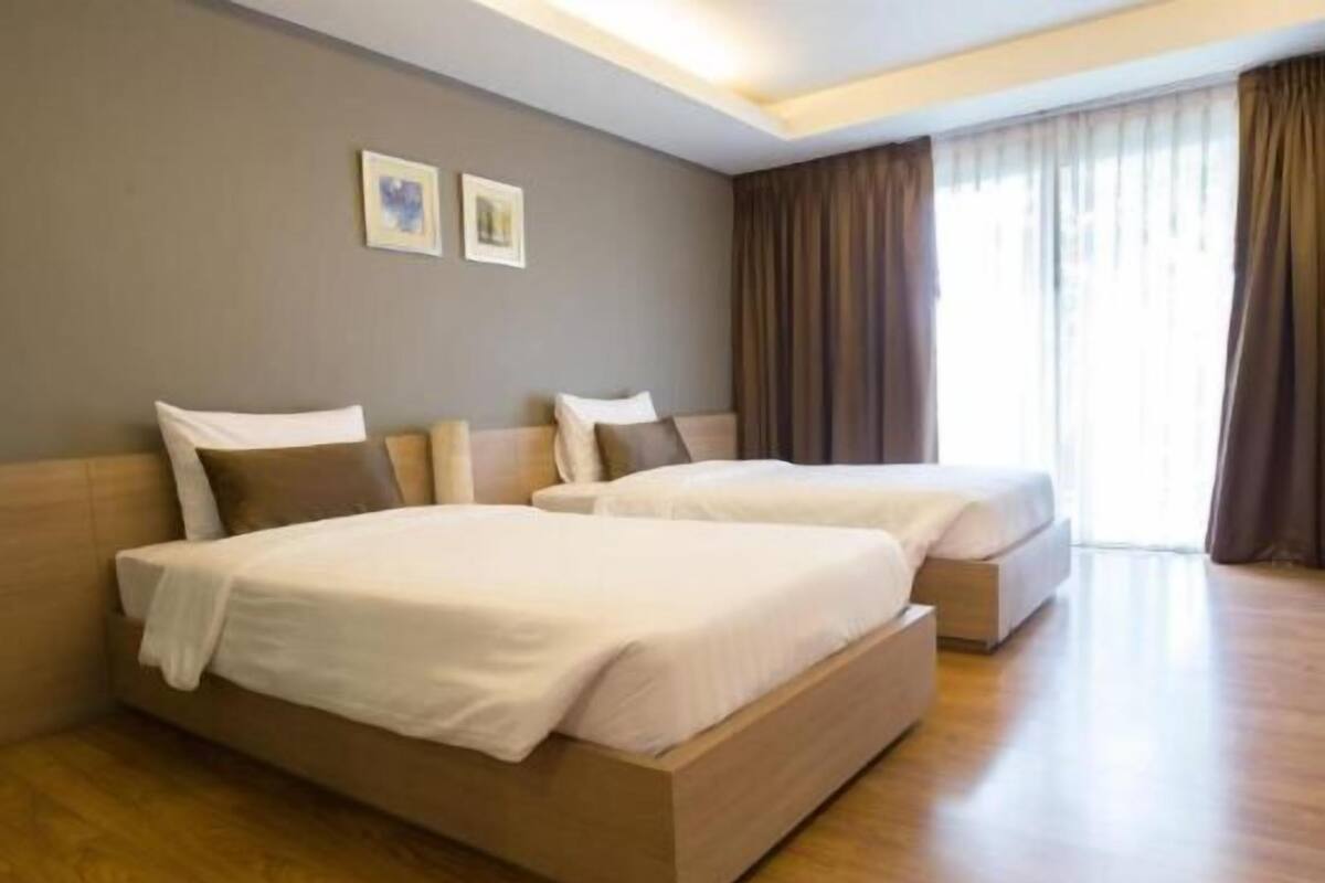 3 bedrooms, in-room safe, desk, blackout drapes