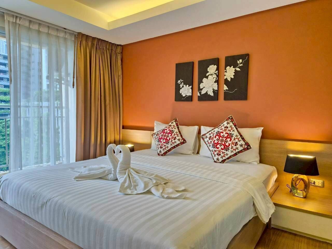 Suite, 1 habitación | Caja fuerte, escritorio, cortinas opacas y tabla de planchar con plancha