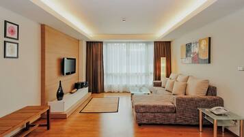 Süit, 1 Yatak Odası | Oturma alanı | Uydu yayını kanalları bulunan 32 inç plazma televizyon, televizyon