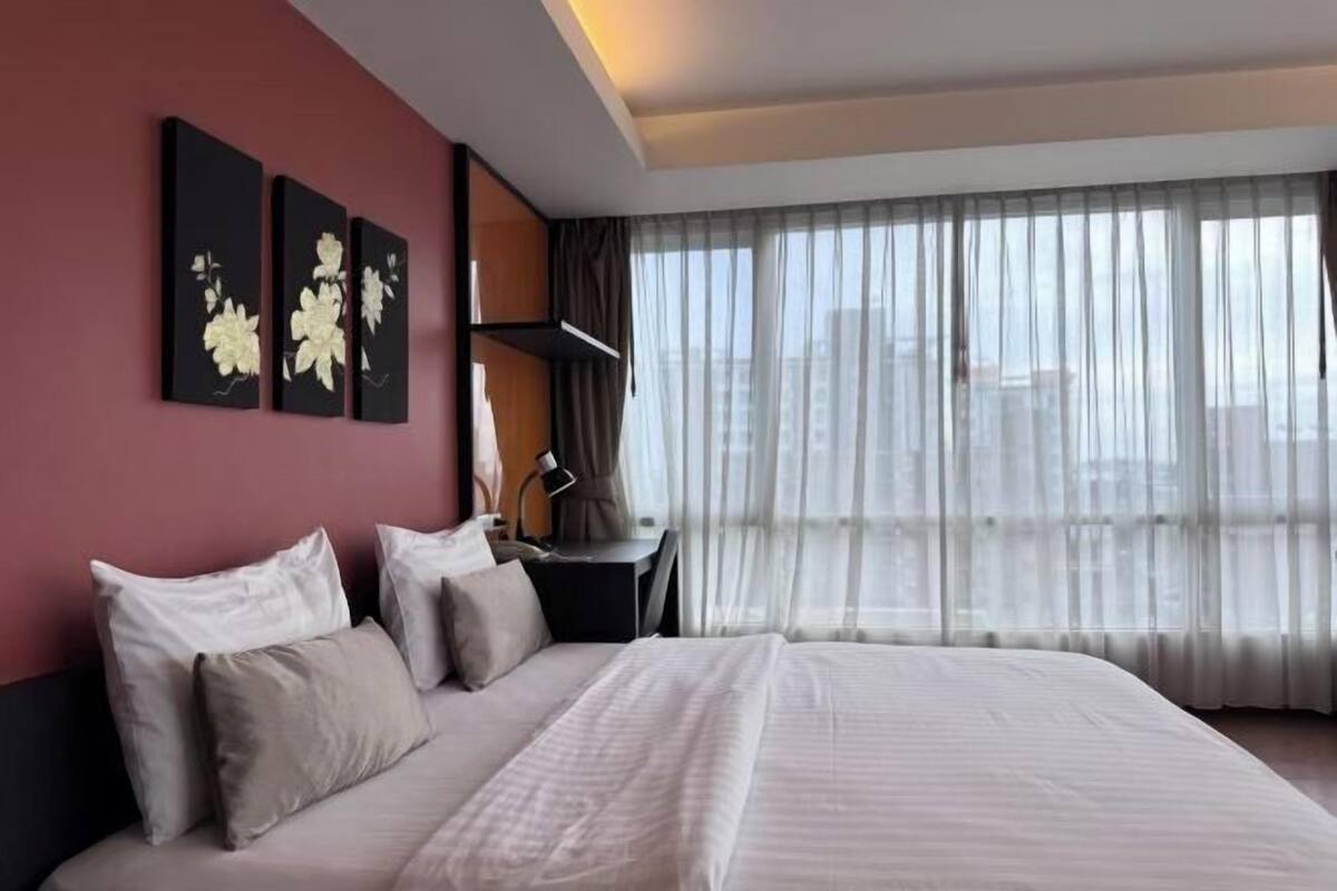3 bedrooms, in-room safe, desk, blackout drapes