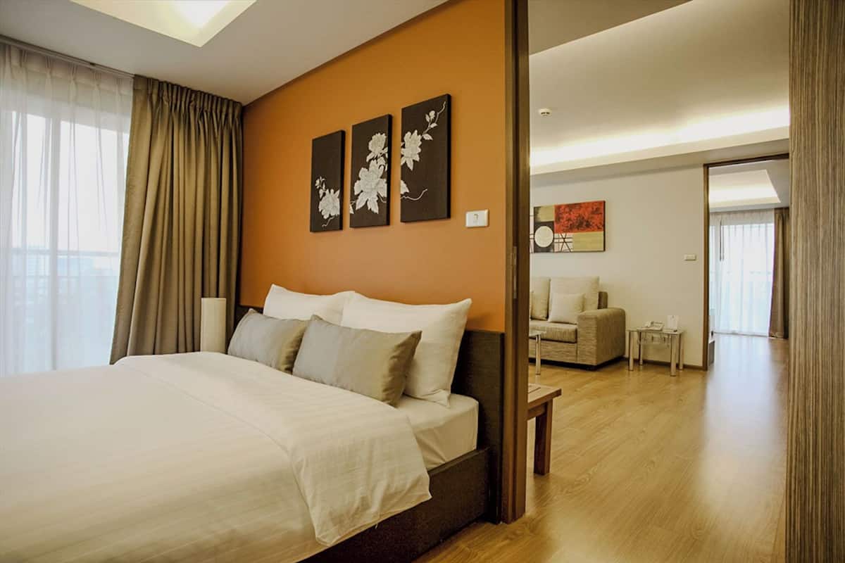 Suite, 2 Bedrooms | 3 bilik tidur, peti besi dalam bilik, meja, langsir/tirai gelap terus