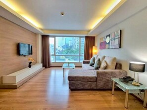Phòng Suite, 1 phòng ngủ | Khu phòng khách | TV plasma 32-inch có truyền hình vệ tinh, TV, đầu đĩa DVD