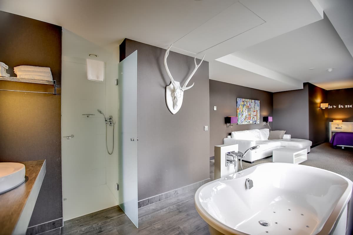 Suite Deluxe, 1 letto queen, idromassaggio | Bagno | Set di cortesia gratuito, asciugamani