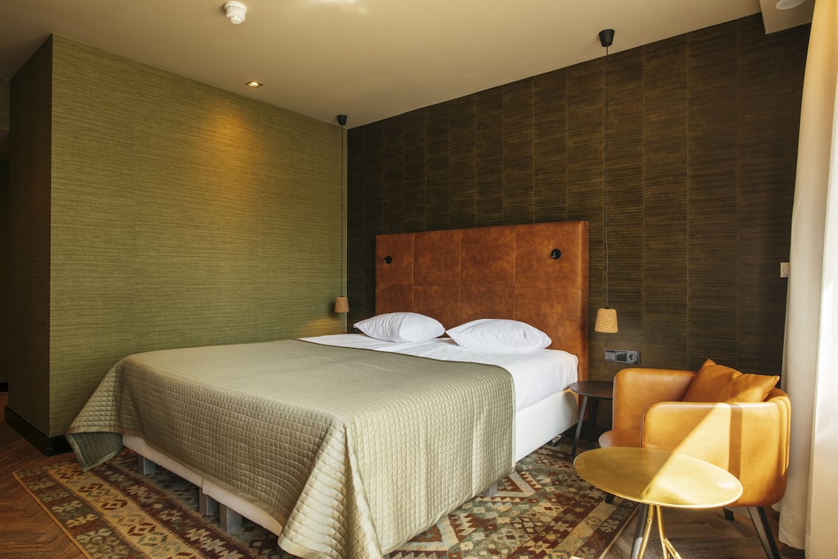 Comfort Twin room with bath, shower and balcony | 1 camera, copriletto in piuma, una cassaforte in camera, una scrivania