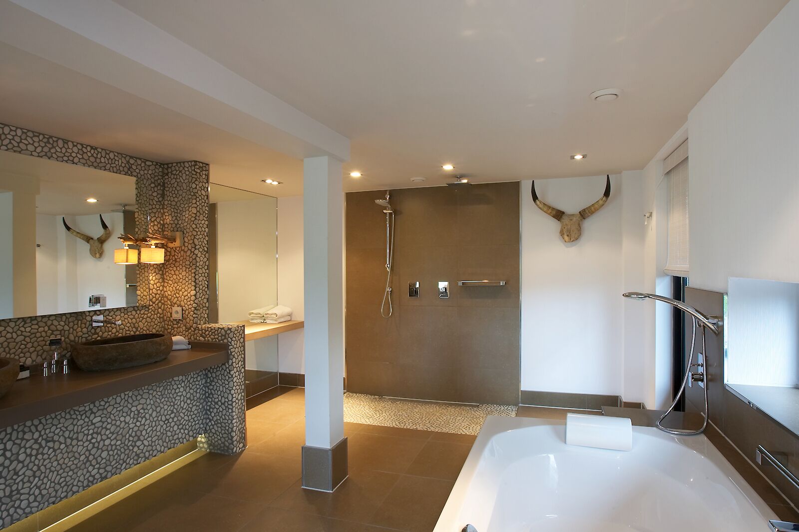luxury suite, 1 king bed, jetted tub, garden view | bathroom | free toiletries, towels