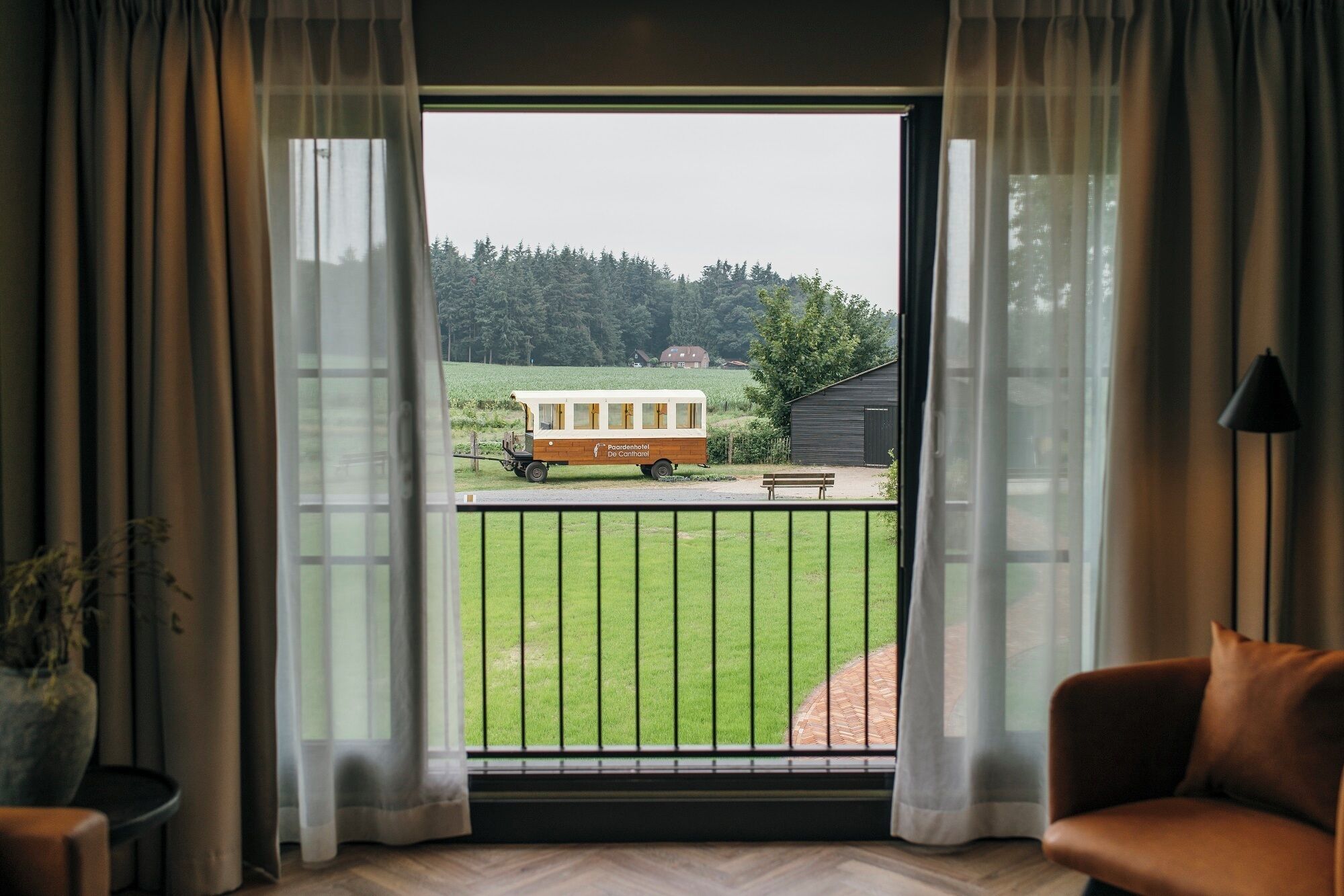 Comfort triple room | 羽绒被、客房内保险箱、办公桌、遮光窗帘