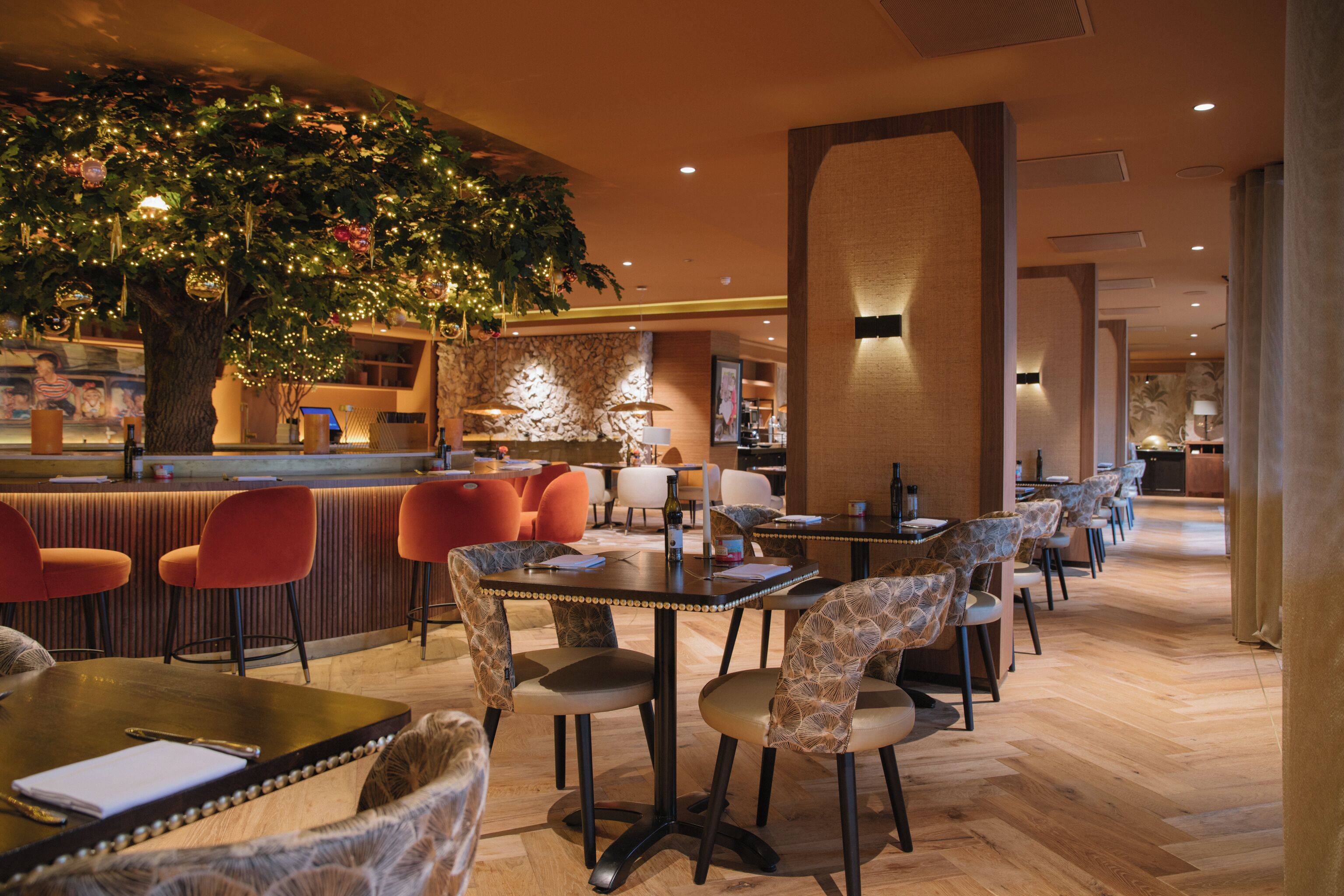 3 restaurants; ze serveren er ontbijt, lunch, diner en brunch 