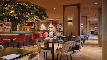 3 restaurants; ze serveren er ontbijt, lunch, diner en brunch
