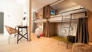 Family suite with balcony | 1 Schlafzimmer, Daunenbettdecken, Zimmersafe, Schreibtisch