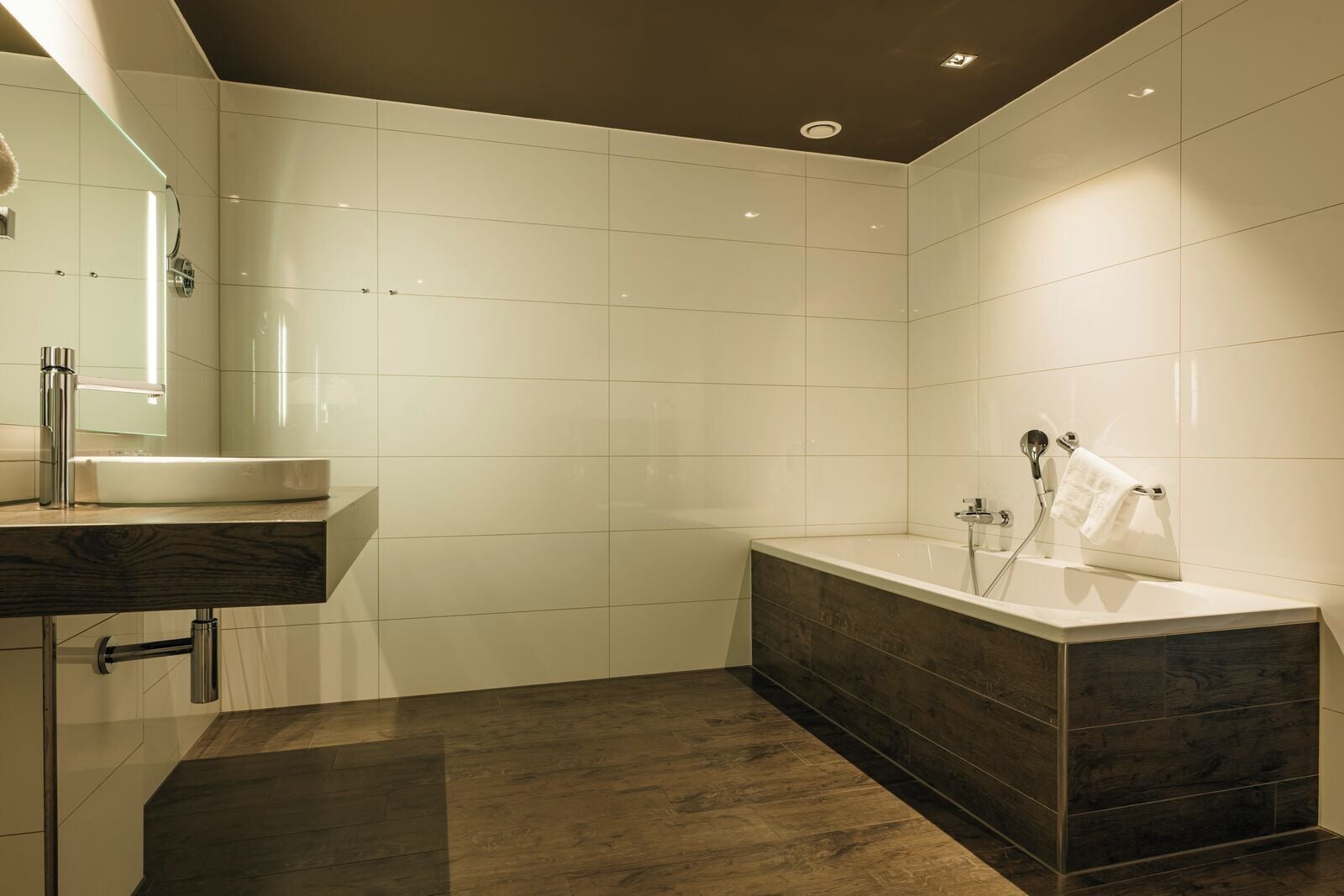 Une salle de bain moderne avec un meuble-lavabo, une baignoire et un espace douche.