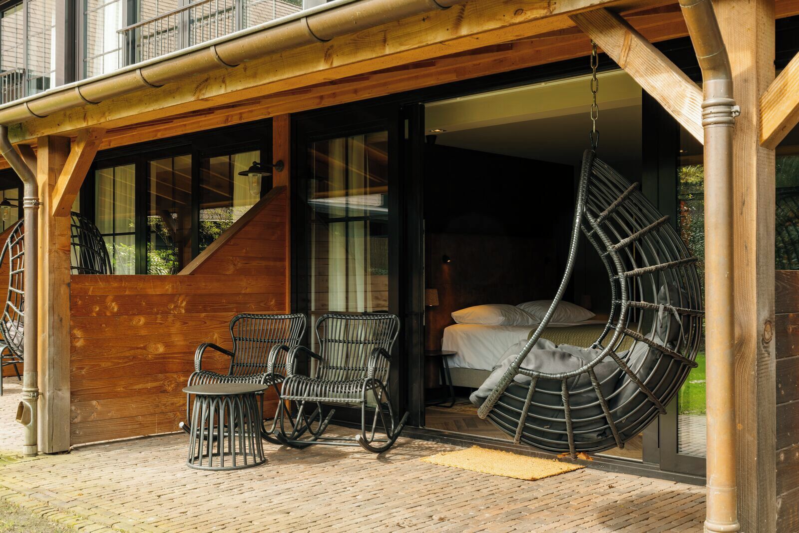 Comfort Twin room with shower and terrace (Courtyard area) | Donzen dekbedden, een kluis op de kamer, een bureau
