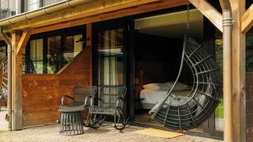 Comfort Twin room with shower and terrace (Courtyard area) | Donzen dekbedden, een kluis op de kamer, een bureau