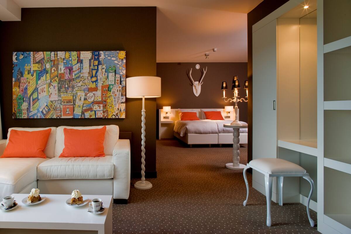 Suite Deluxe, 1 cama de matrimonio, bañera | Edredones de plumas, caja fuerte, escritorio y cortinas opacas