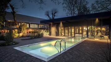 Una piscina techada, una piscina al aire libre
