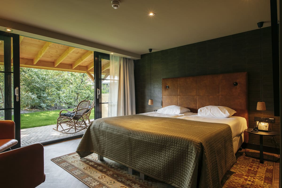 Comfort Twin room with shower and terrace (Courtyard area) | 1 camera, copriletto in piuma, una cassaforte in camera, una scrivania