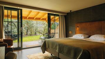 Comfort Twin room with shower and terrace (Courtyard area) | Donzen dekbedden, een kluis op de kamer, een bureau