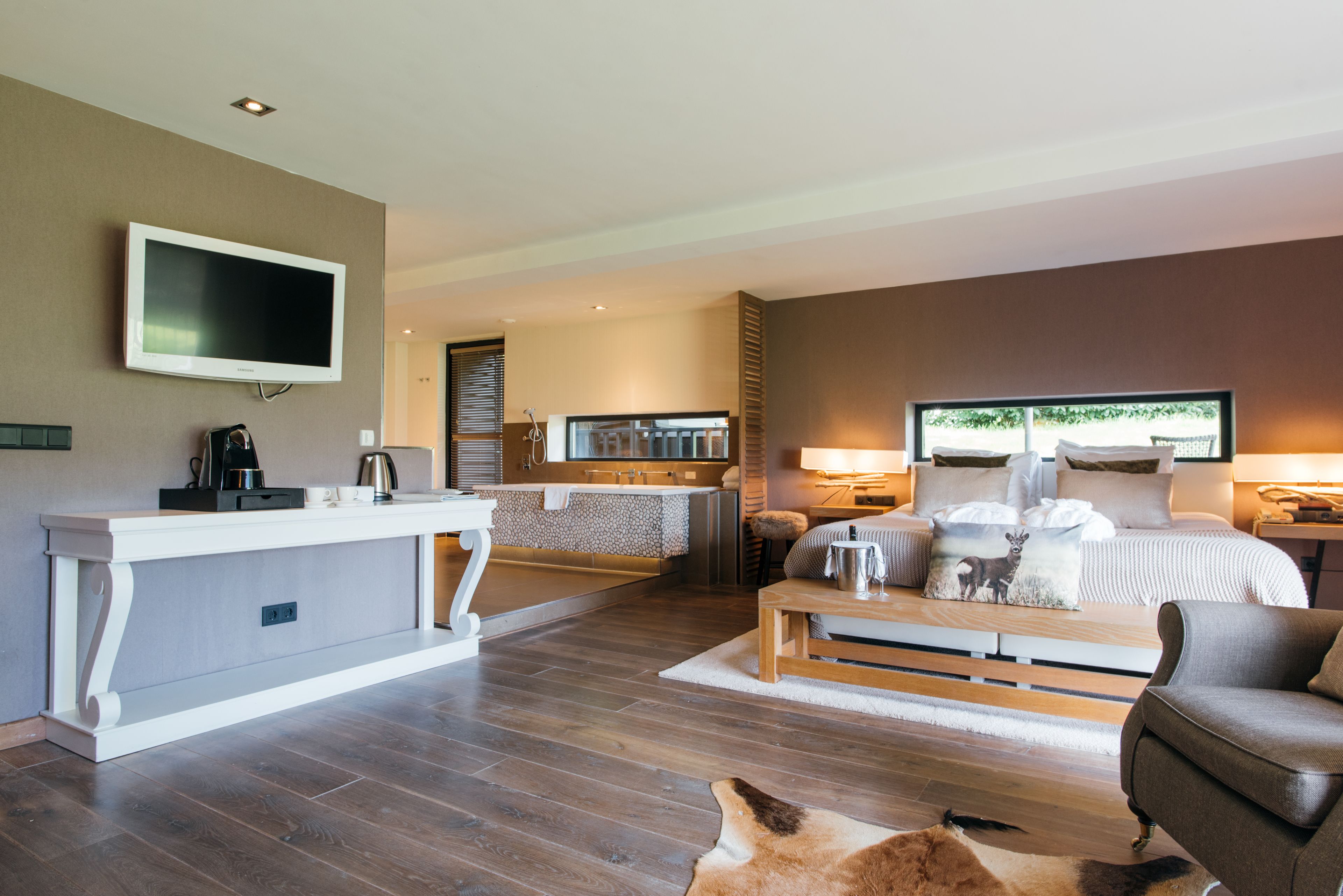 Suite de lujo, 1 cama de matrimonio grande, bañera de hidromasaje, vistas al jardín | Edredones de plumas, caja fuerte, escritorio y cortinas opacas