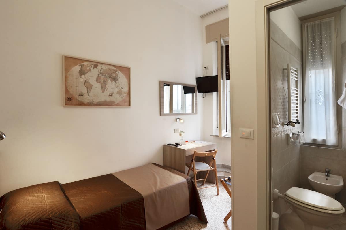 Habitación individual | Minibar, espacio para trabajar con laptop, insonorización y wifi gratis