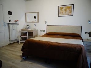 Basic Triple Room | Minibar, laptop workspace, soundproofing, free WiFi - Hotel La Torre (Pisa)