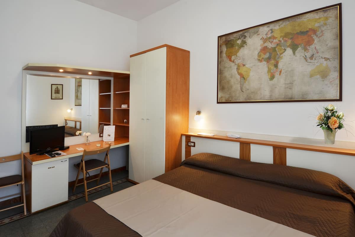 Minibar, espacio para trabajar con laptop, insonorización y wifi gratis