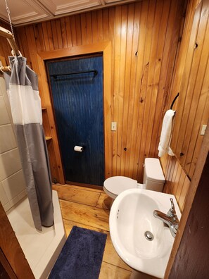 Standard Room (Two Double and One Single Bed) | Bathroom