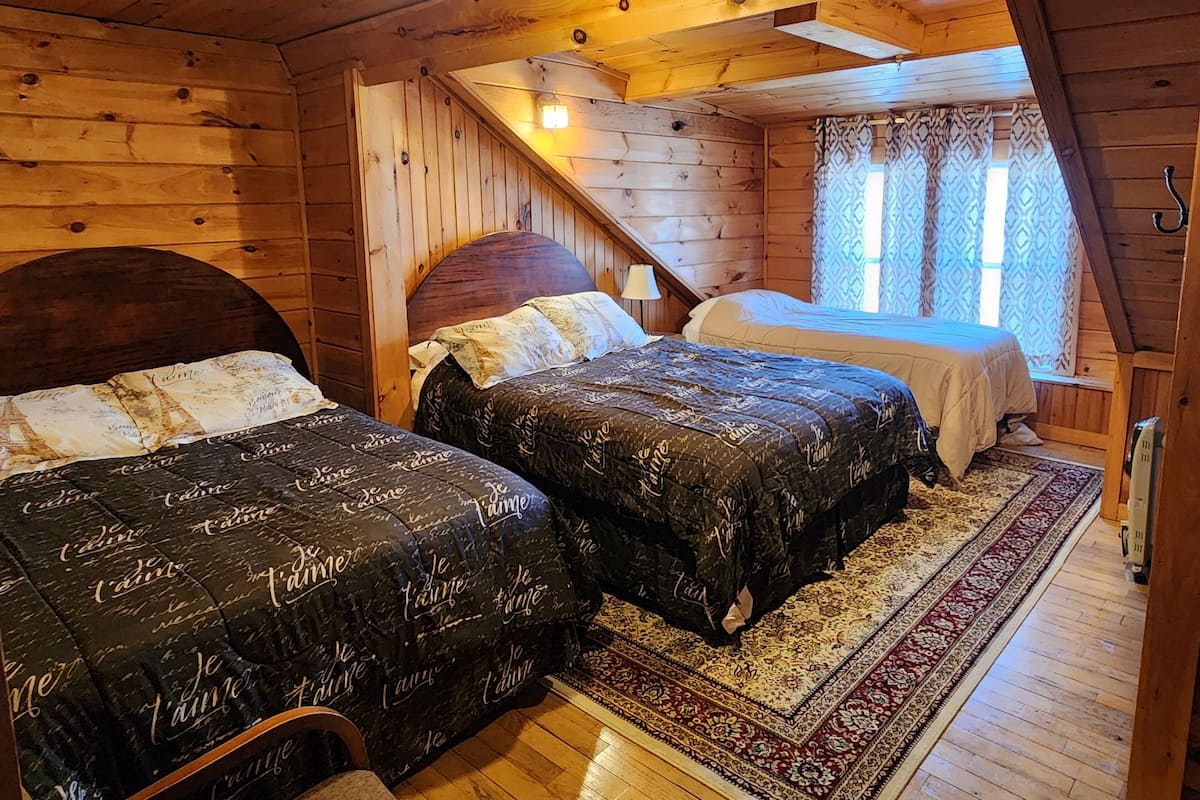 Standardzimmer (Two Double and One Single Bed)