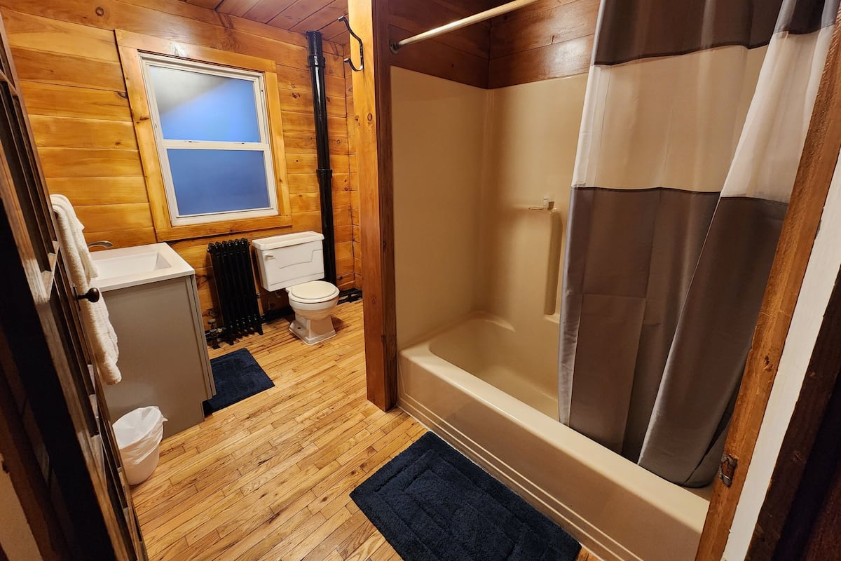 스탠다드룸 (One Queen and One Single Bed) | 욕실 | 샤워기/욕조 결합, 헤어드라이어, 타월, 비누