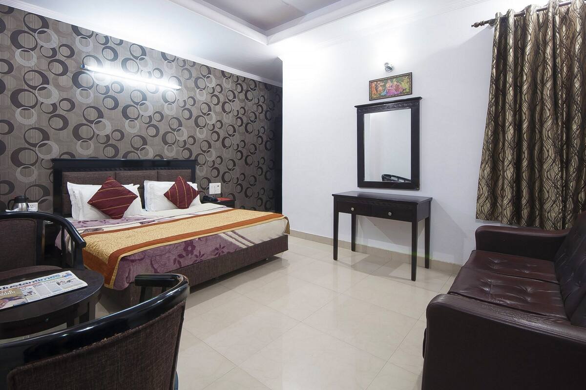 Deluxe Room | Minibar, in-room safe, individually furnished, desk