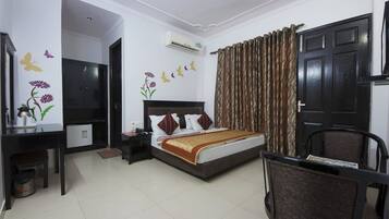 Premium Room | Minibar, in-room safe, individually furnished, desk