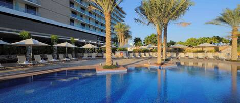 Utomhuspool och solstolar