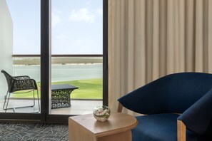 Suite – deluxe, 1 kingsize-seng, balkong, sjøutsikt (Theme Park) | Dundyner, senger med Select Comfort-madrass, minibar og safe på rommet