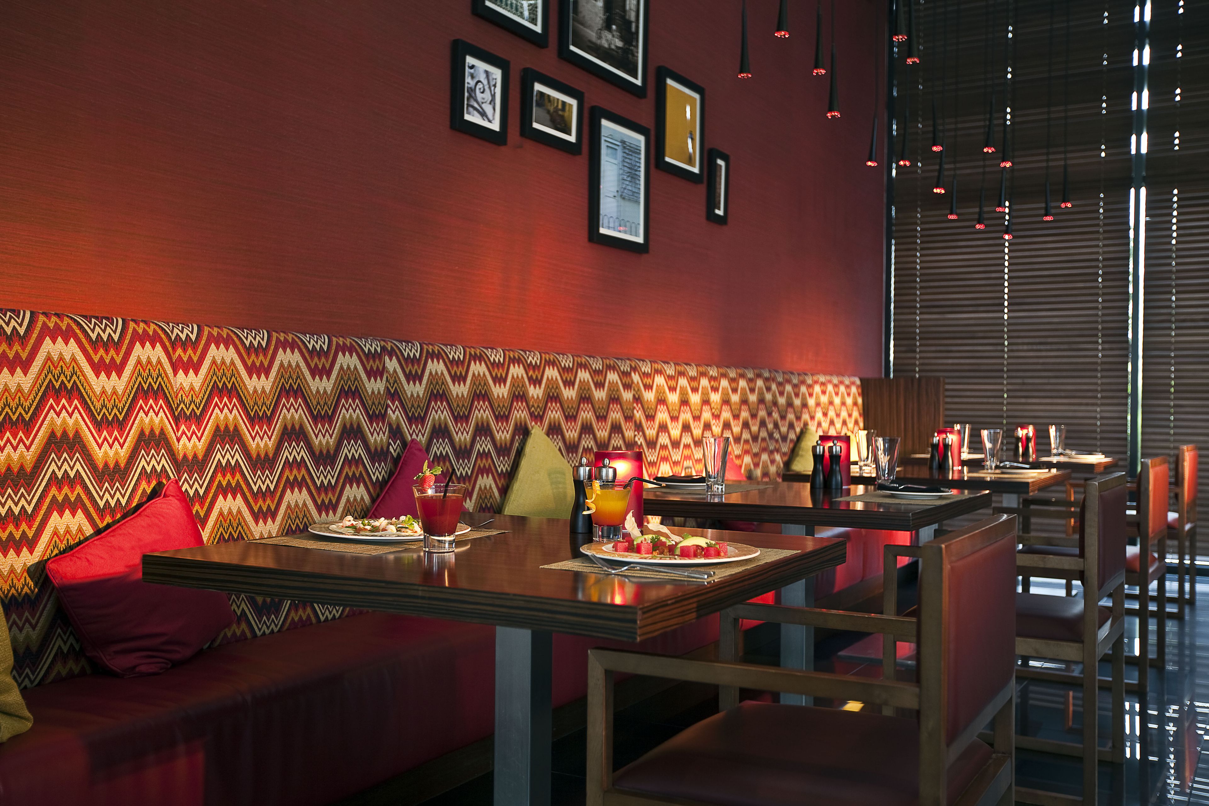 2 restaurants, breakfast, lunch, dinner served; international cuisine