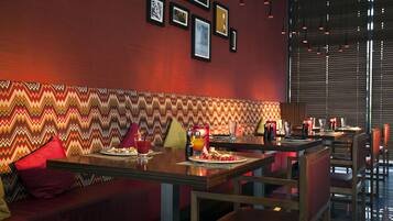 2 restaurantes; se sirve desayuno, almuerzo y cena; cocina internacional