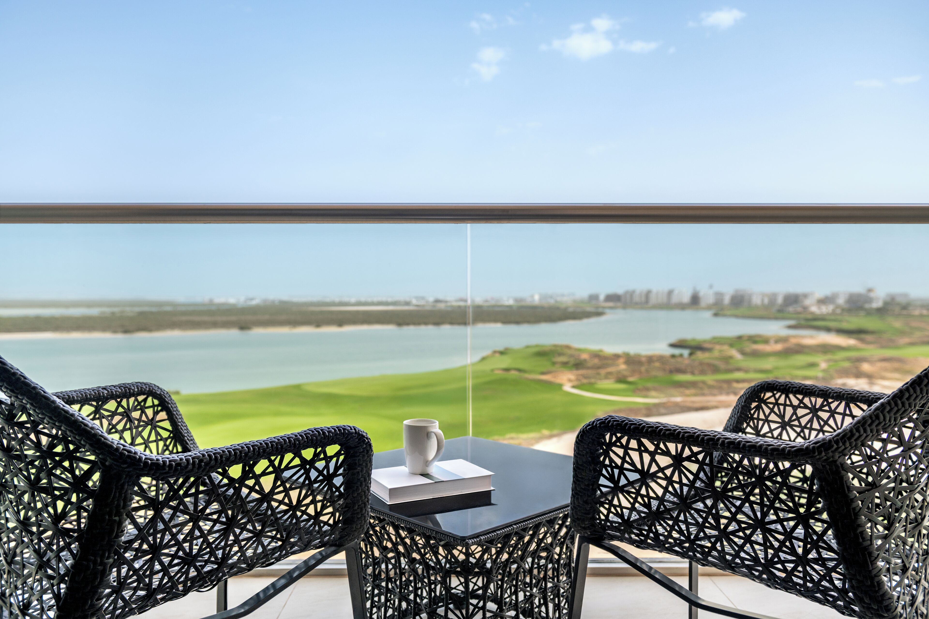 デラックス スイート キングベッド 1 台 バルコニー シービュー (Sofa Bed) | 羽毛の掛け布団、セレクト コンフォート製ベッド、ミニバー、セーフティボックス (室内)