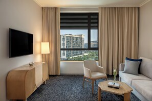 Suite, 2 kamar tidur (Plaza View) | Selimut bulu angsa, tempat tidur Select Comfort, minibar, dan brankas
