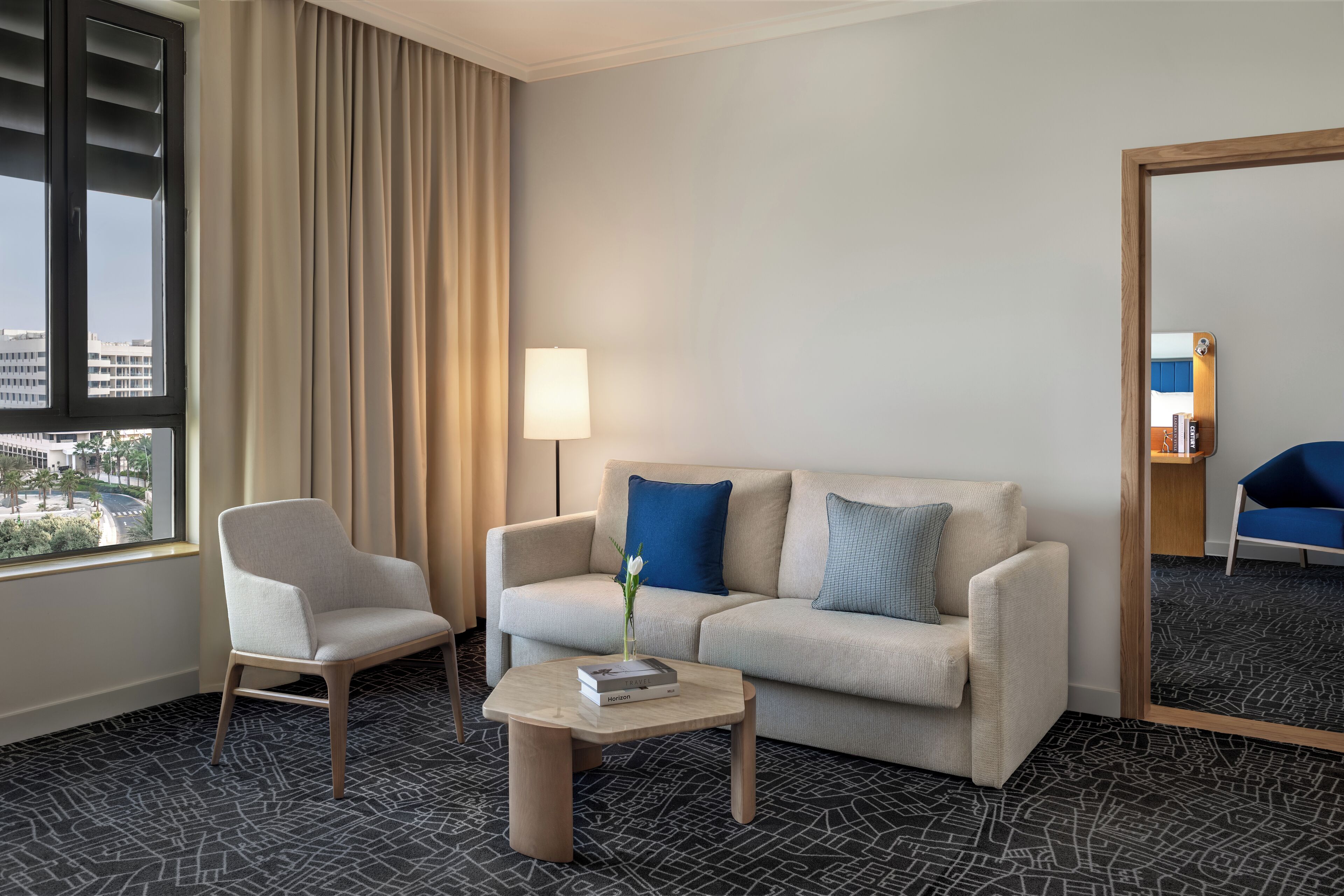 Suite, 2 soverom (Plaza View) | Oppholdsområde | En 32-tommers LCD-TV med førsteklasses TV-kanaler samt TV og filmkjøp